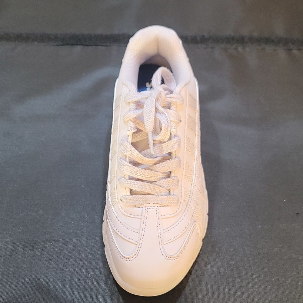 BRAND NEW K-SWISS LACE UP CLOSURE YOUTH11 SNEAKER